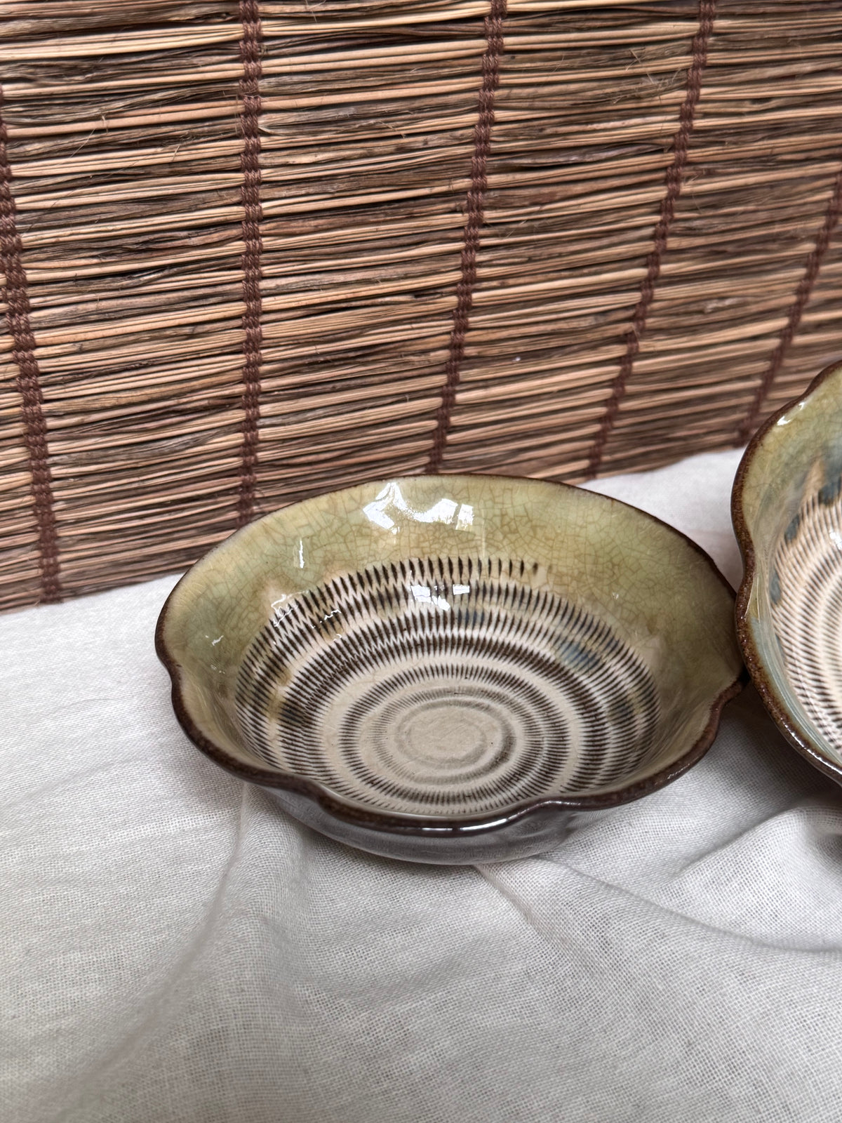 Onta Yaki Mokkō-Shaped Bowls, Pair — Tobikanna Chatter-Carved Pattern, Uchikake Drip Glaze