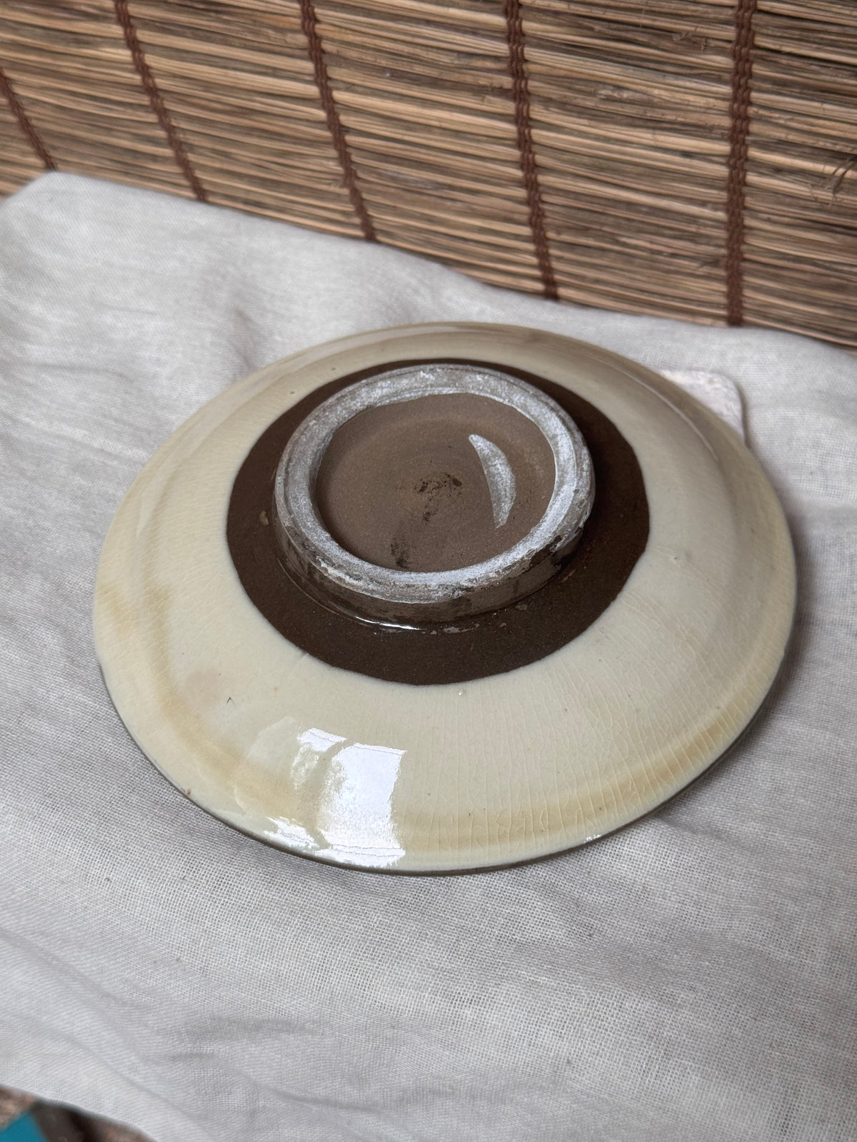 Onta Yaki Shallow Plate — Wavy Brushwork Rim, Ash-Cream Glaze, Wide Unglazed Footring