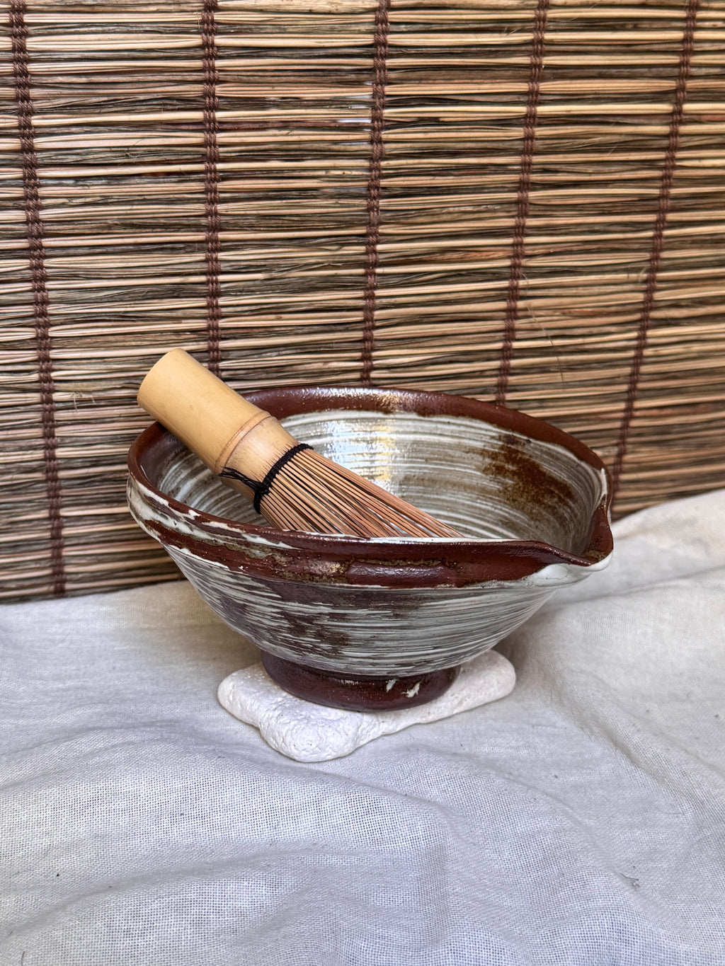 Hakeme Katakuchi Matcha Bowl — Brushed White Slip, Spiral Swirl, Pouring Lip