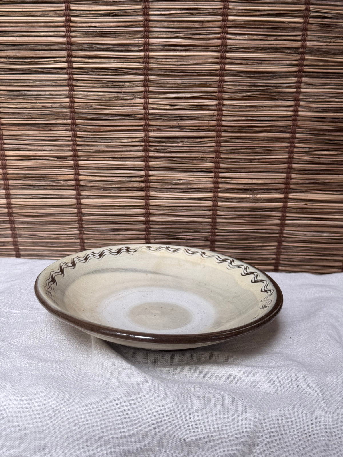 Onta Yaki Shallow Plate — Wavy Brushwork Rim, Ash-Cream Glaze, Wide Unglazed Footring