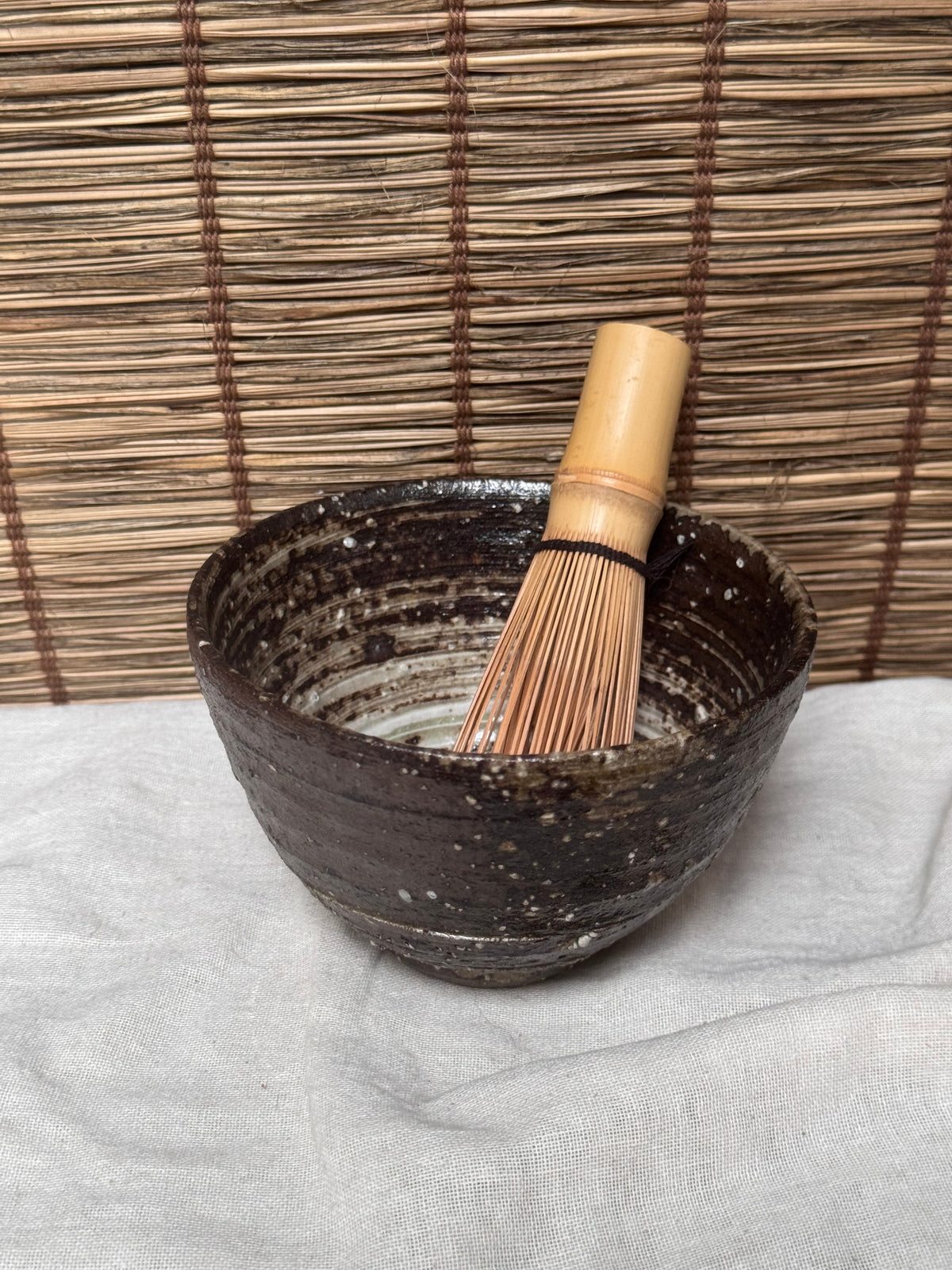 Shigaraki Matcha Chawan — Hakeme White Slip Swirl, Speckled Iron Clay