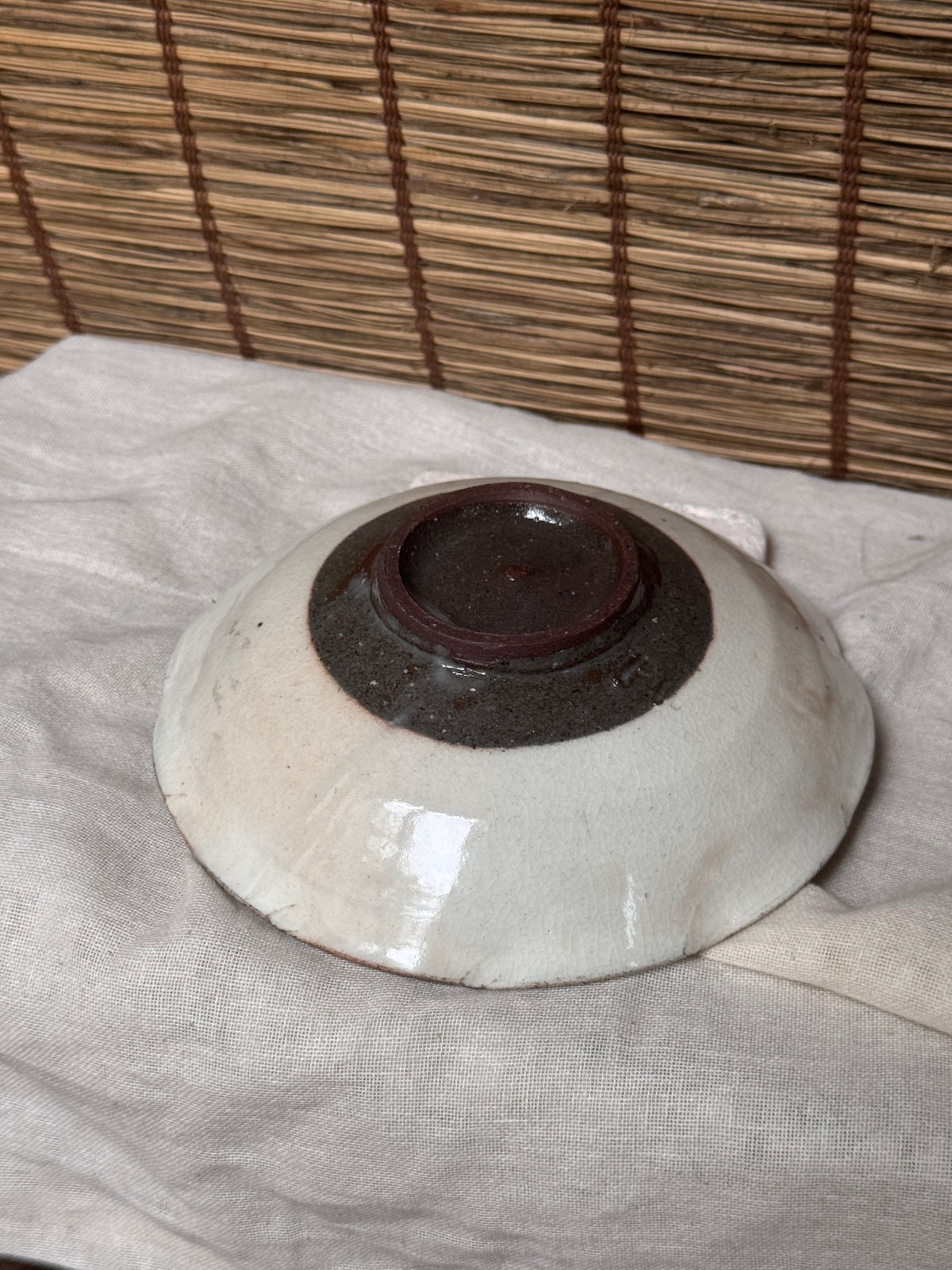 Ido-Style White Glaze Bowl — Lobed Rim, Dark Iron Footring, Crackle Glaze