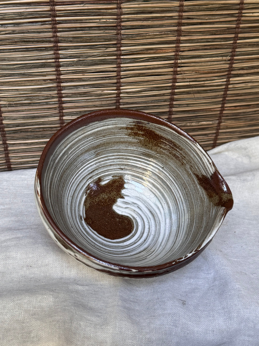 Hakeme Katakuchi Matcha Bowl — Brushed White Slip, Spiral Swirl, Pouring Lip