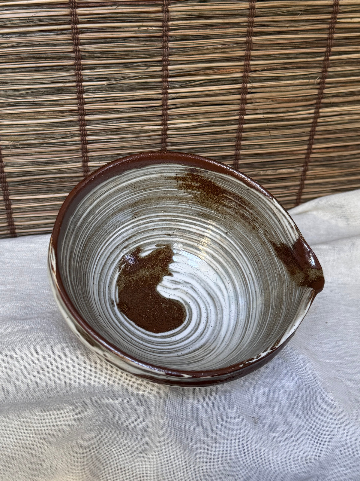 Hakeme Katakuchi Matcha Bowl — Brushed White Slip, Spiral Swirl, Pouring Lip