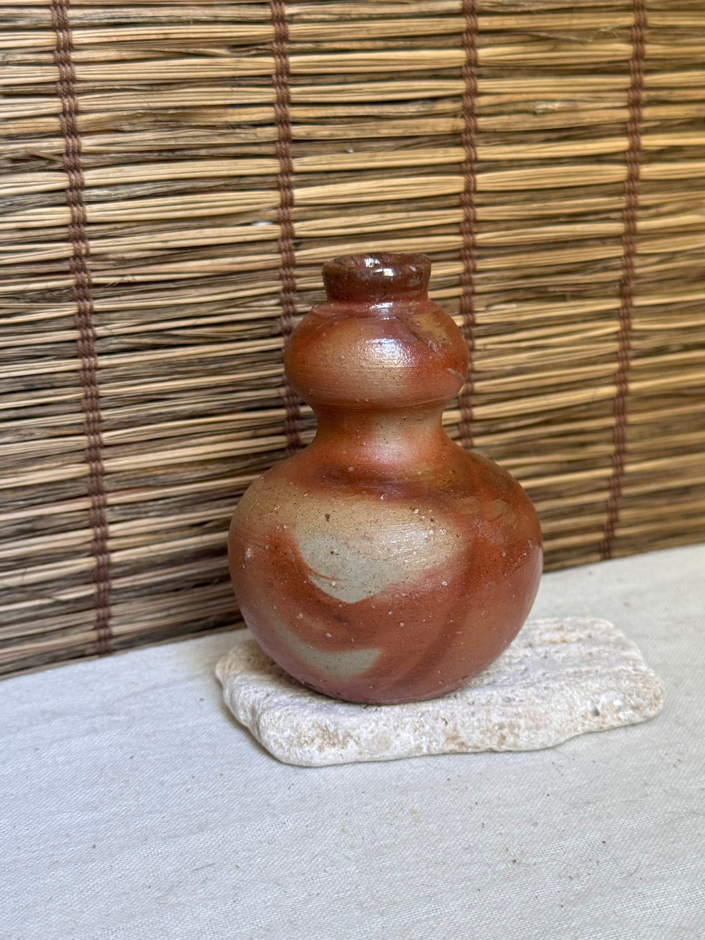 Bizen-yaki by Kaneshige Sōzan Gourd-Shaped Sake Bottle — Ibe Fire-Sash (Hidasuki) Effect
