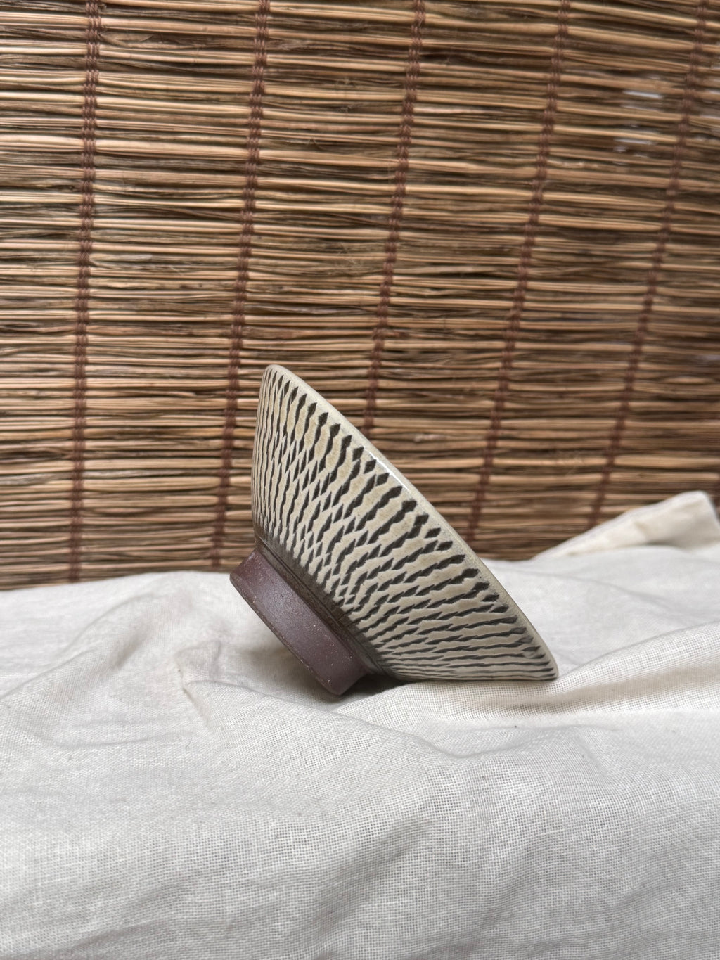 Onta Yaki Tobikanna Bowl — Chattered Herringbone Pattern, Cream Glaze, Stamped Footring
