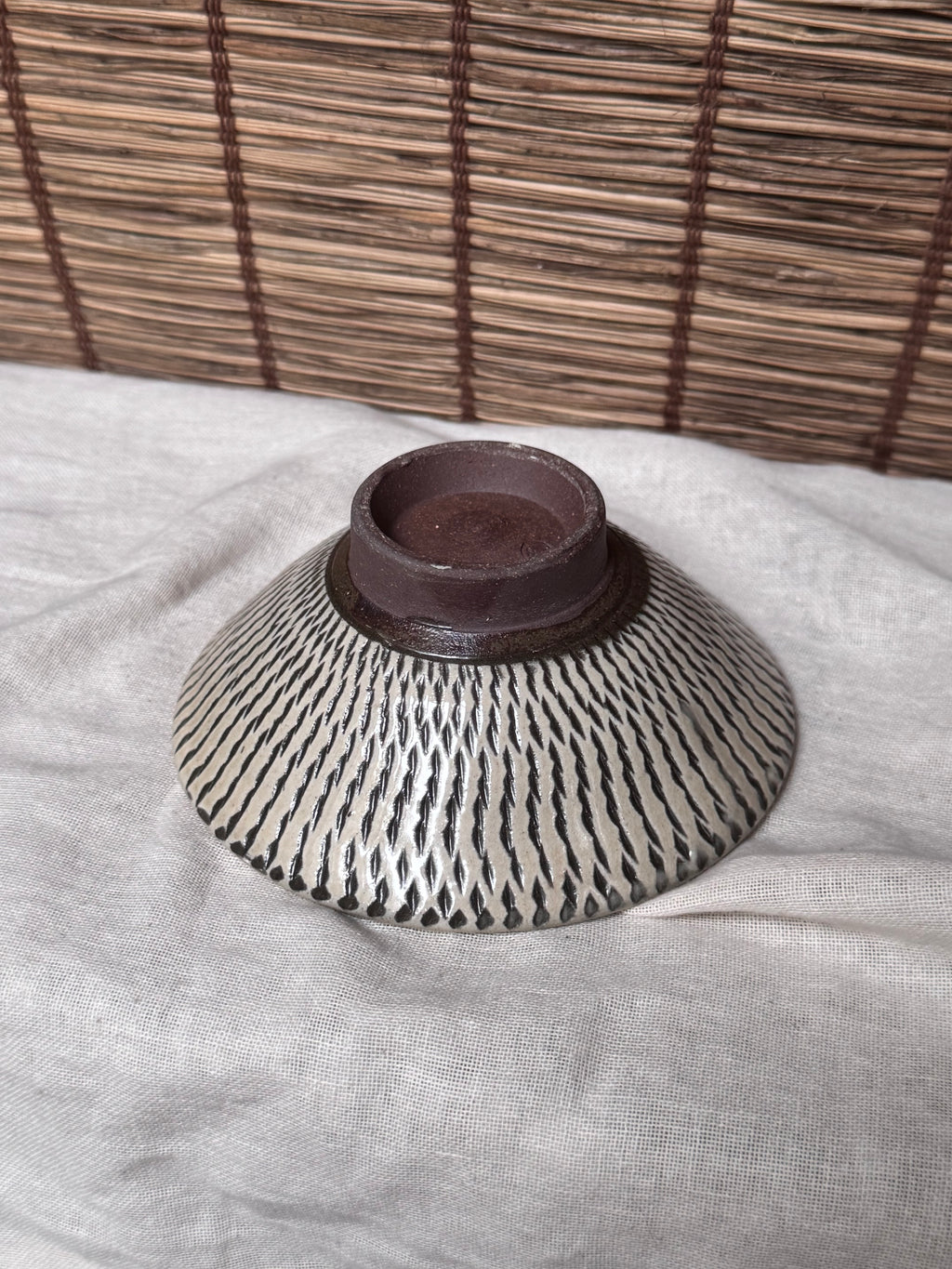 Onta Yaki Tobikanna Bowl — Chattered Herringbone Pattern, Cream Glaze, Stamped Footring