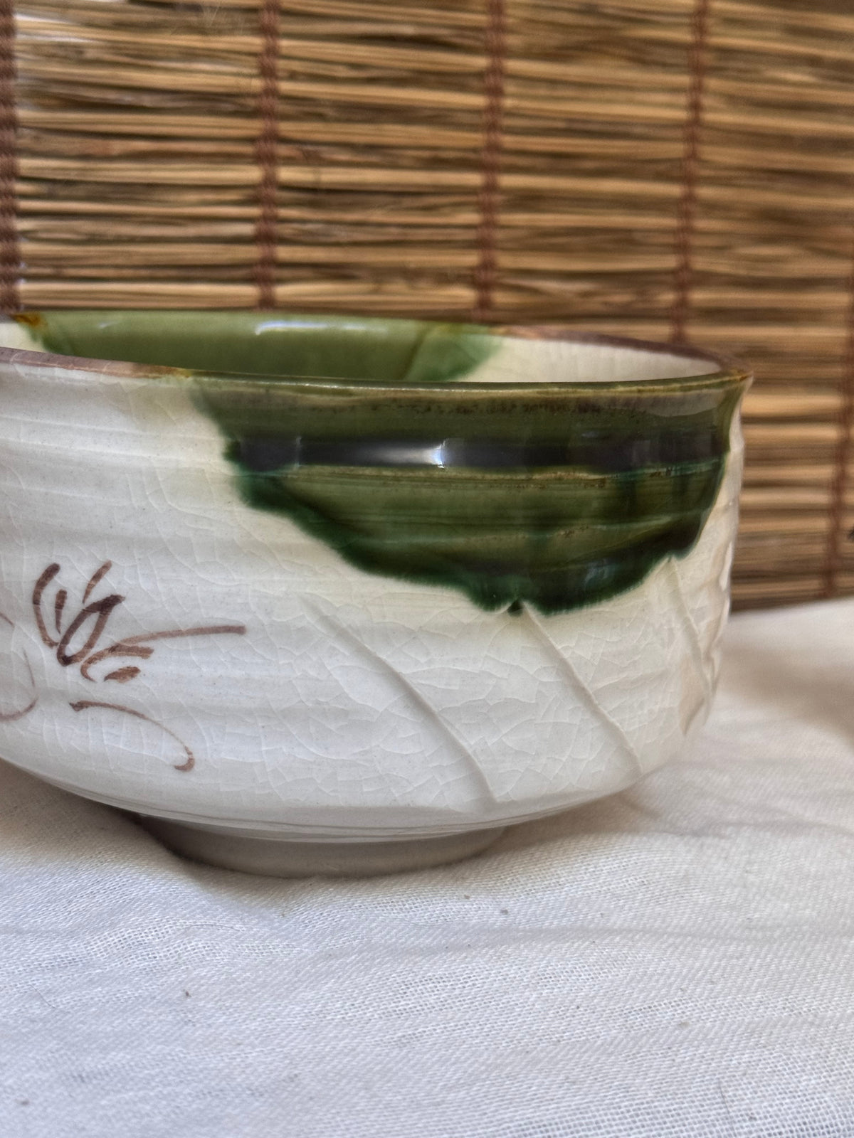 Mino Ware Oribe Matcha Bowl (Chawan) — Green Glaze, Iron-Painted Motifs, Wooden Box