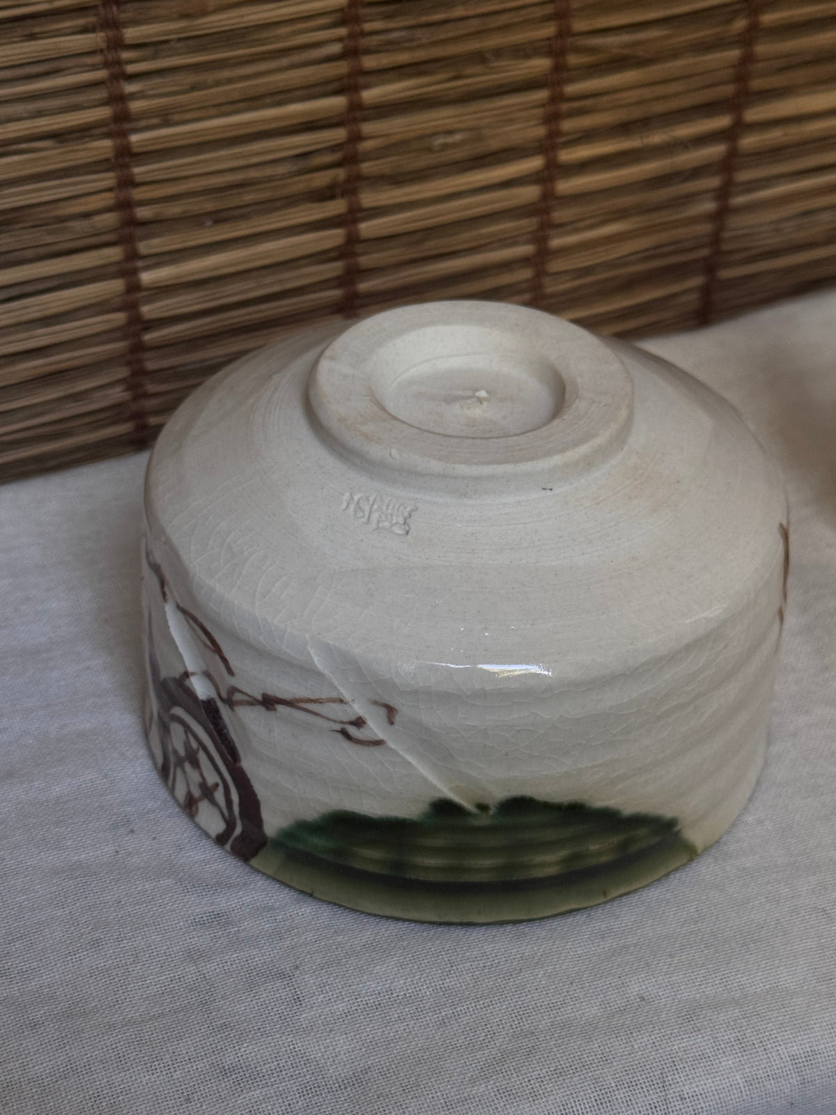 Mino Ware Oribe Matcha Bowl (Chawan) — Green Glaze, Iron-Painted Motifs, Wooden Box