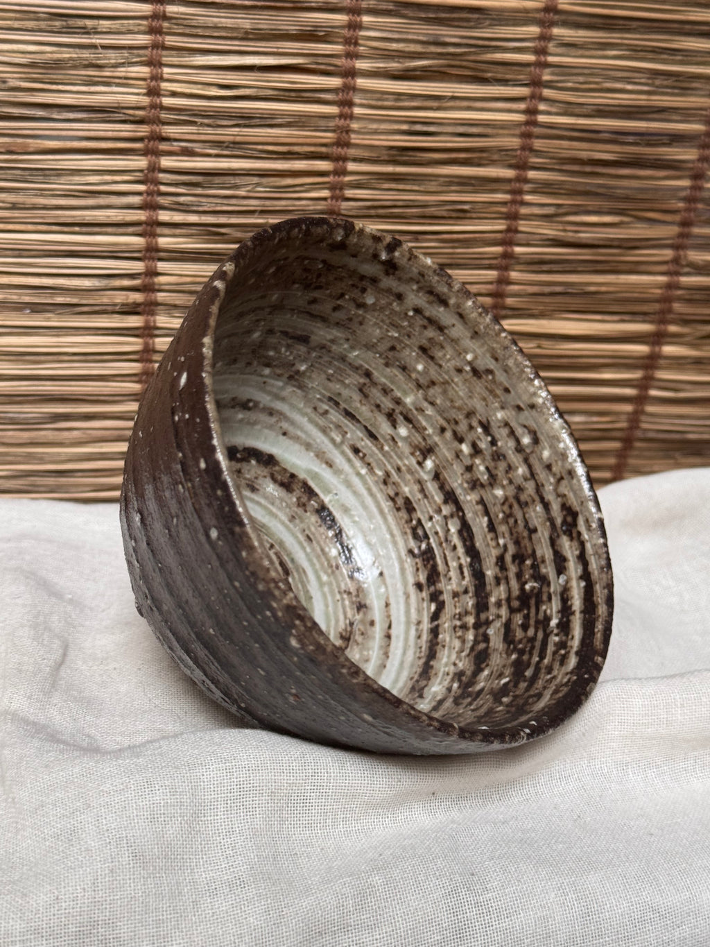 Shigaraki Matcha Chawan — Hakeme White Slip Swirl, Speckled Iron Clay