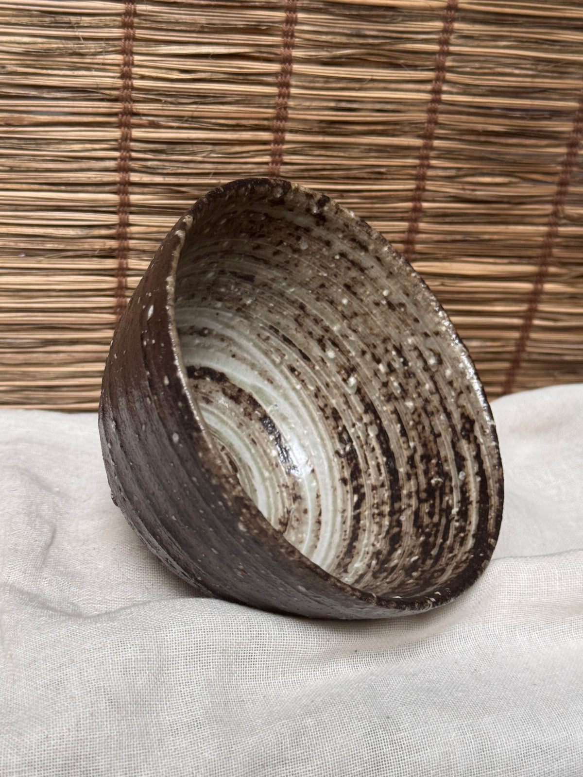 Shigaraki Matcha Chawan — Hakeme White Slip Swirl, Speckled Iron Clay