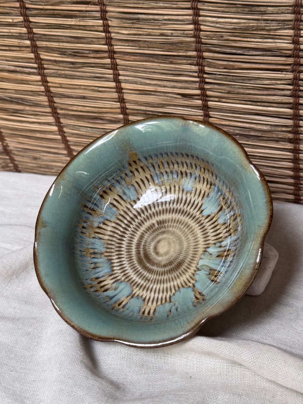 Onta Ware (小鹿田焼) Bowl — Tobikanna Combed Slip, Ame-Glaze with Cobalt Drips