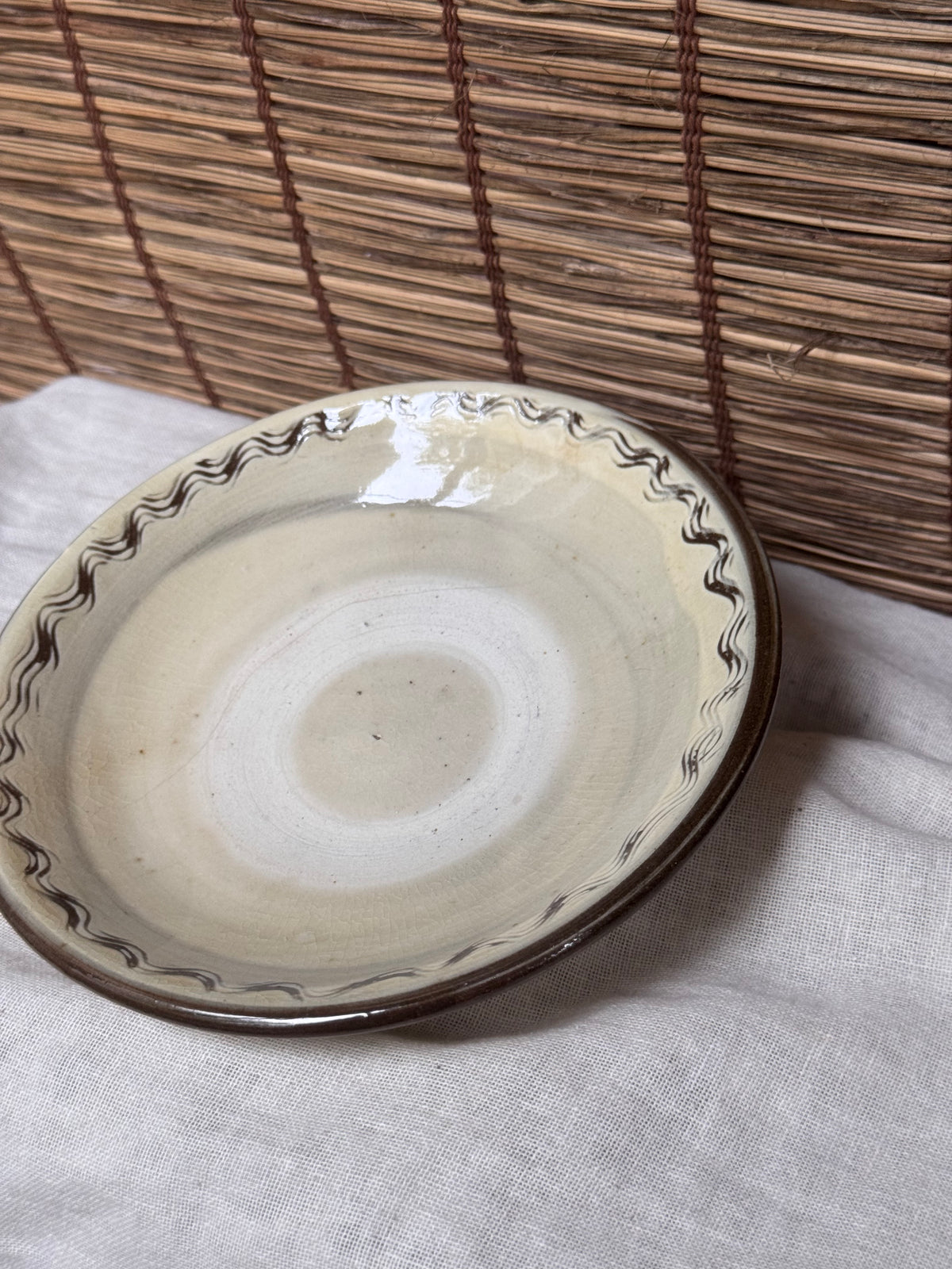 Onta Yaki Shallow Plate — Wavy Brushwork Rim, Ash-Cream Glaze, Wide Unglazed Footring