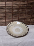 Onta Yaki Shallow Plate — Wavy Brushwork Rim, Ash-Cream Glaze, Wide Unglazed Footring
