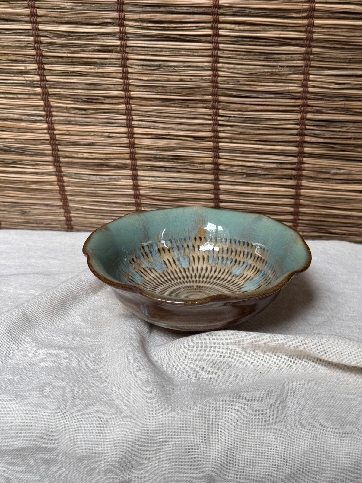 Onta Ware (小鹿田焼) Bowl — Tobikanna Combed Slip, Ame-Glaze with Cobalt Drips