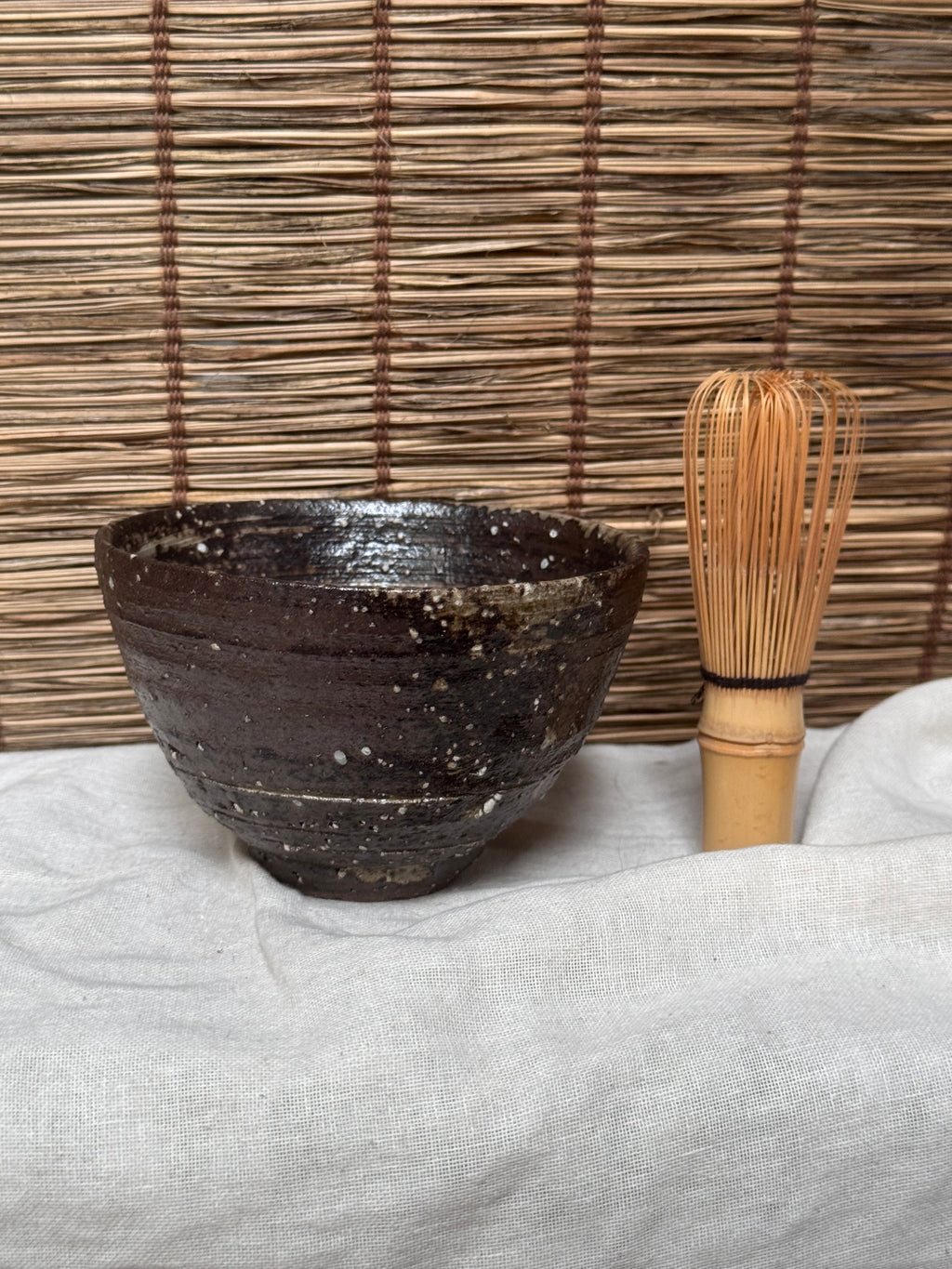 Shigaraki Matcha Chawan — Hakeme White Slip Swirl, Speckled Iron Clay
