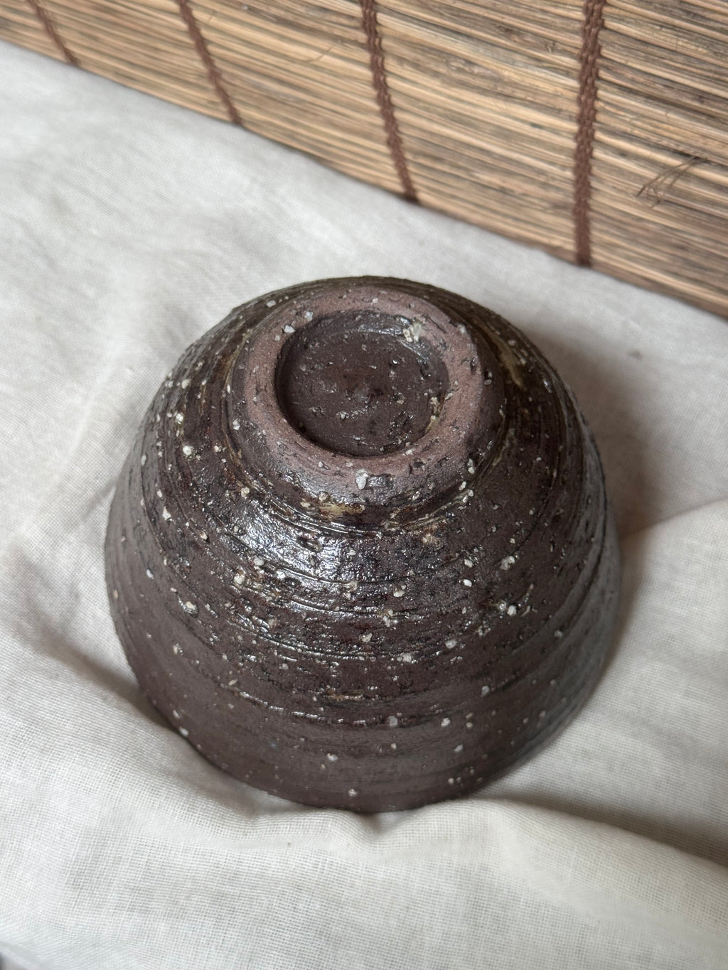Shigaraki Matcha Chawan — Hakeme White Slip Swirl, Speckled Iron Clay