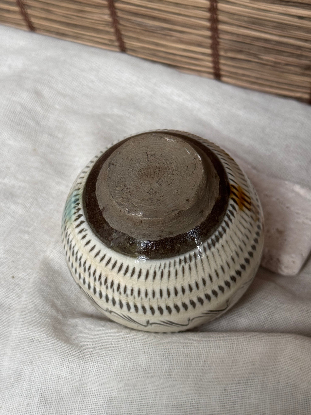 Onta Yaki Miniature Jar (Tsubo) — Banded Tobikanna Pattern, Amber Drip Accents