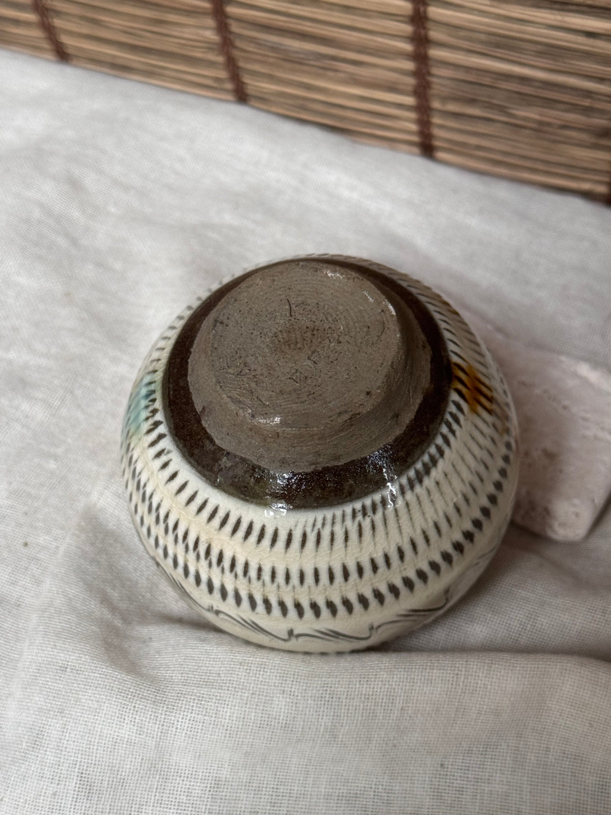 Onta Yaki Miniature Jar (Tsubo) — Banded Tobikanna Pattern, Amber Drip Accents