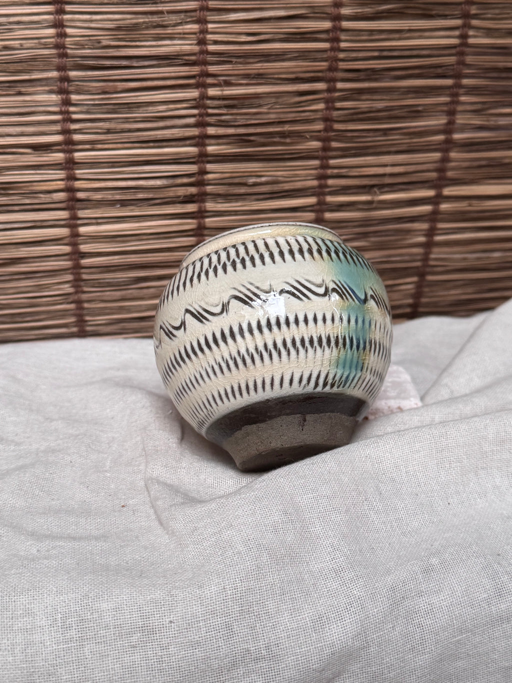Onta Yaki Miniature Jar (Tsubo) — Banded Tobikanna Pattern, Amber Drip Accents