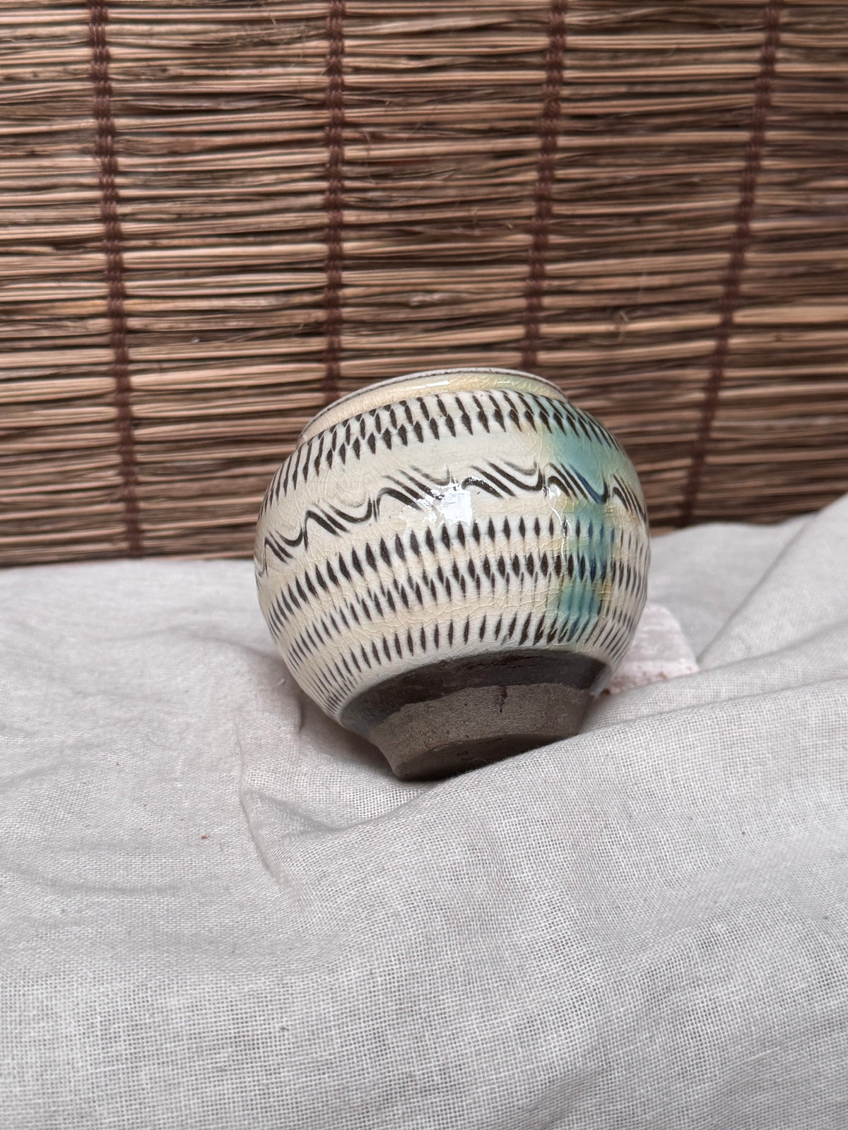 Onta Yaki Miniature Jar (Tsubo) — Banded Tobikanna Pattern, Amber Drip Accents