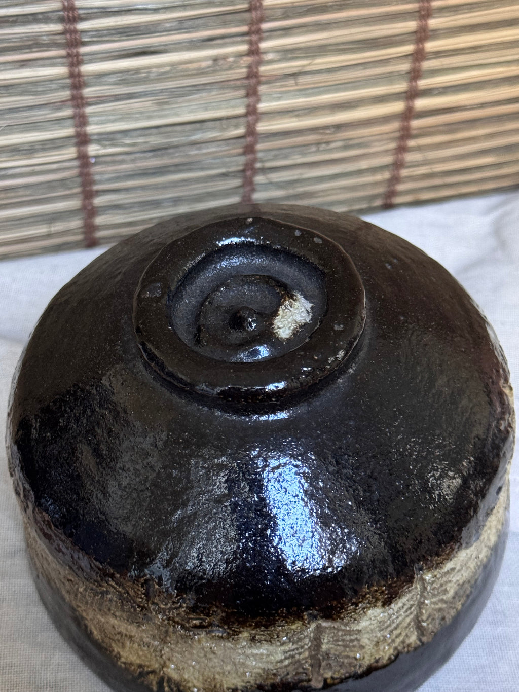 Shōraku Kiln Kuro-Raku Chawan — Incised Pine Forest Band, with Wooden Box