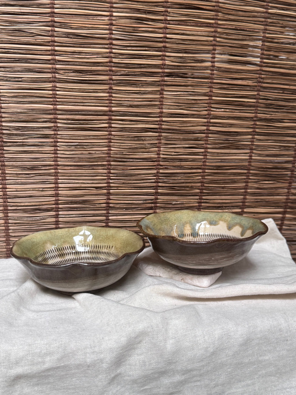 Onta Yaki Mokkō-Shaped Bowls, Pair — Tobikanna Chatter-Carved Pattern, Uchikake Drip Glaze