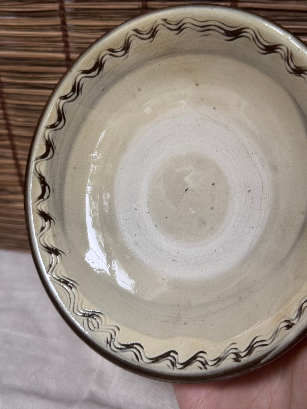 Onta Yaki Shallow Plate — Wavy Brushwork Rim, Ash-Cream Glaze, Wide Unglazed Footring