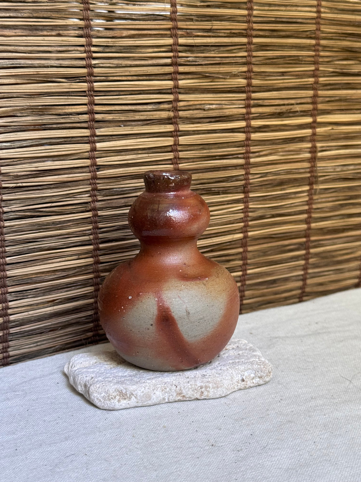 Bizen-yaki by Kaneshige Sōzan Gourd-Shaped Sake Bottle — Ibe Fire-Sash (Hidasuki) Effect