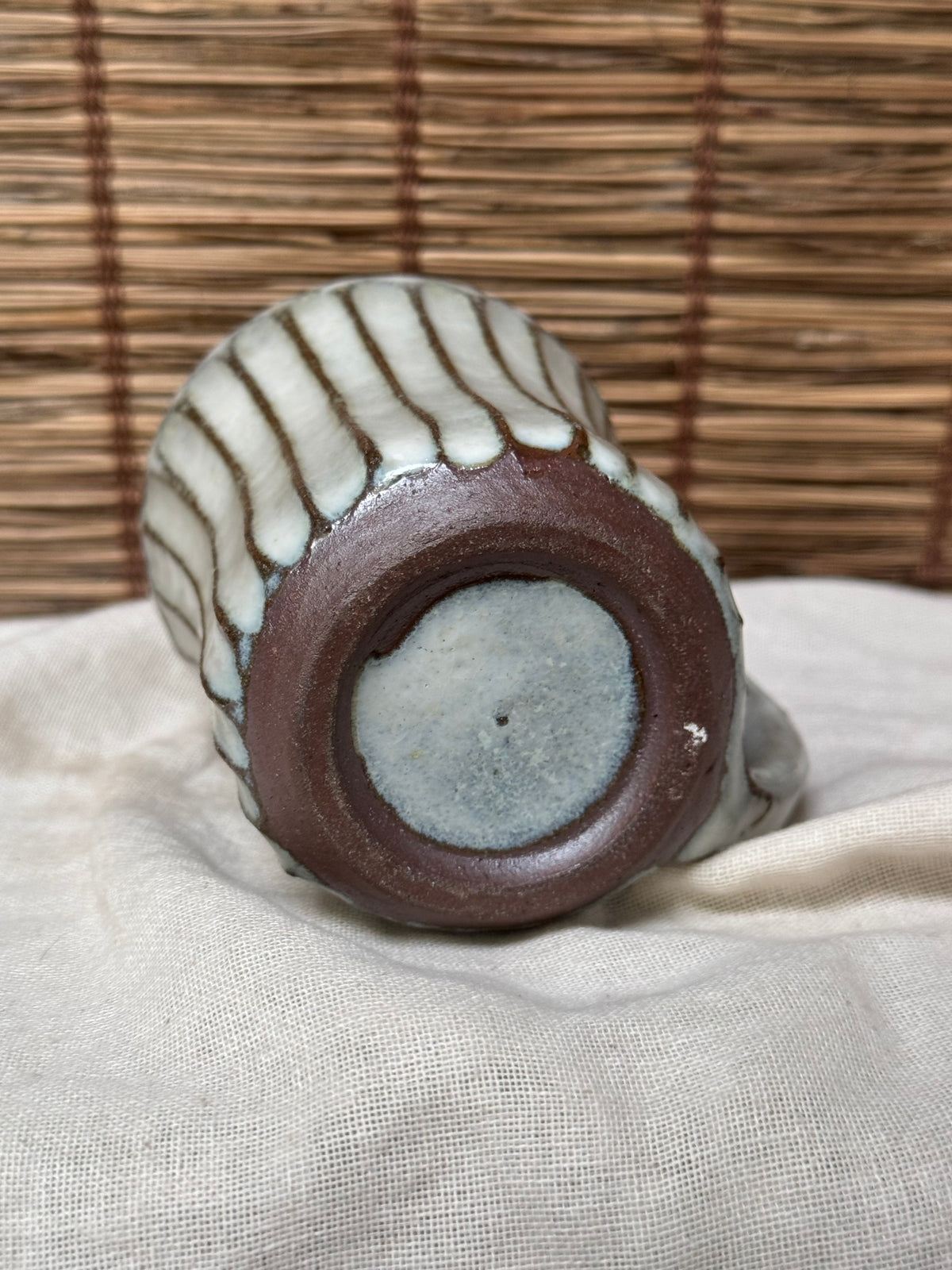 Carved Vertical Fluting, Ash-White Glaze Mug