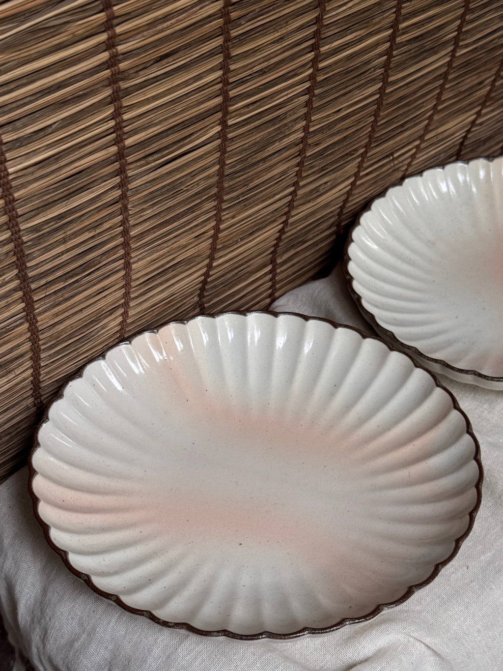Tachiyoshi Kikkichi Hagi-Glaze Chrysanthemum Oval Plates, Set of Two