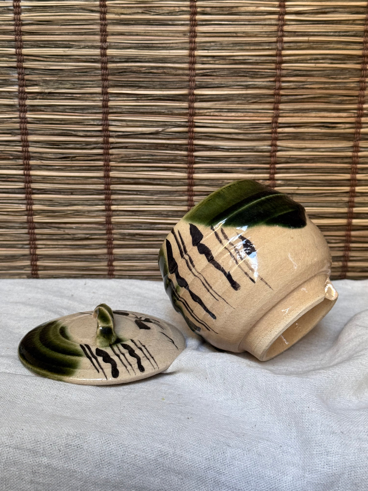 Mino Ware Oribe Lidded Cup (Futamono) — Ivy Vines, Birds & Waves, Notched Foot