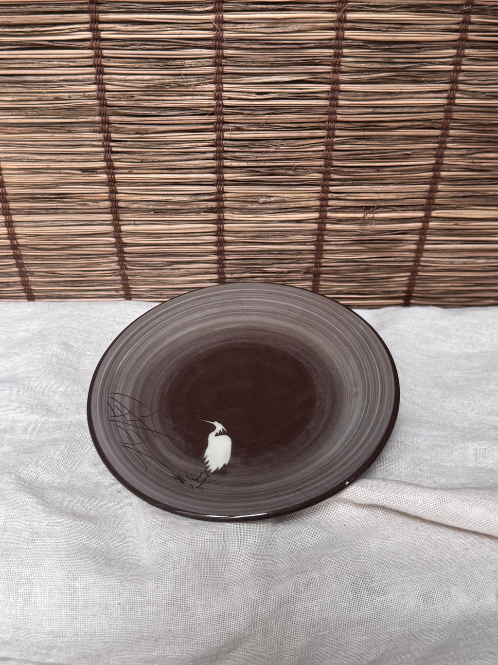 Utsutsugawa Ware Plate — Hand-Painted White Heron (Shirasagi) Motif, Swirled Brown Ground