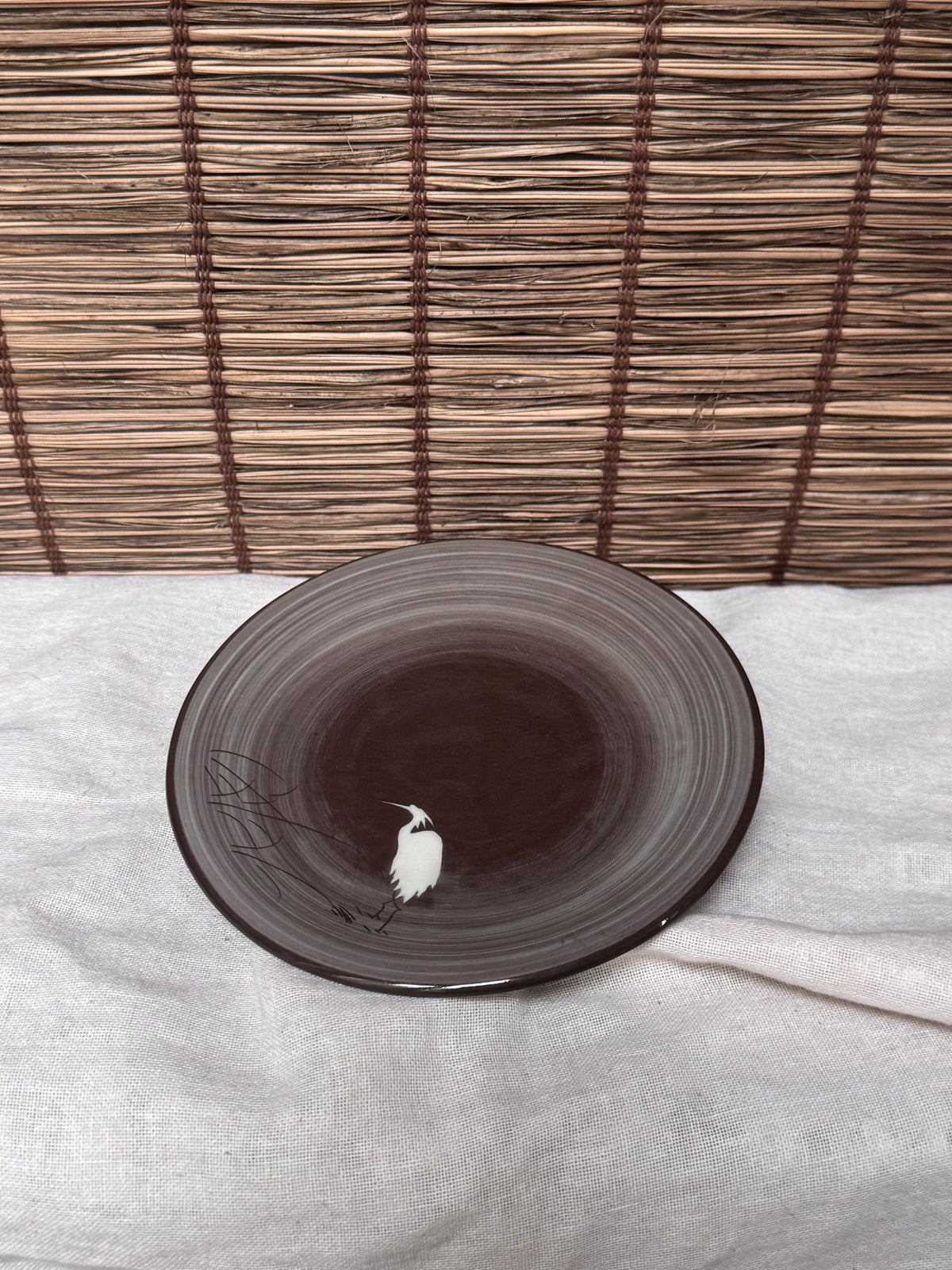Utsutsugawa Ware Plate — Hand-Painted White Heron (Shirasagi) Motif, Swirled Brown Ground