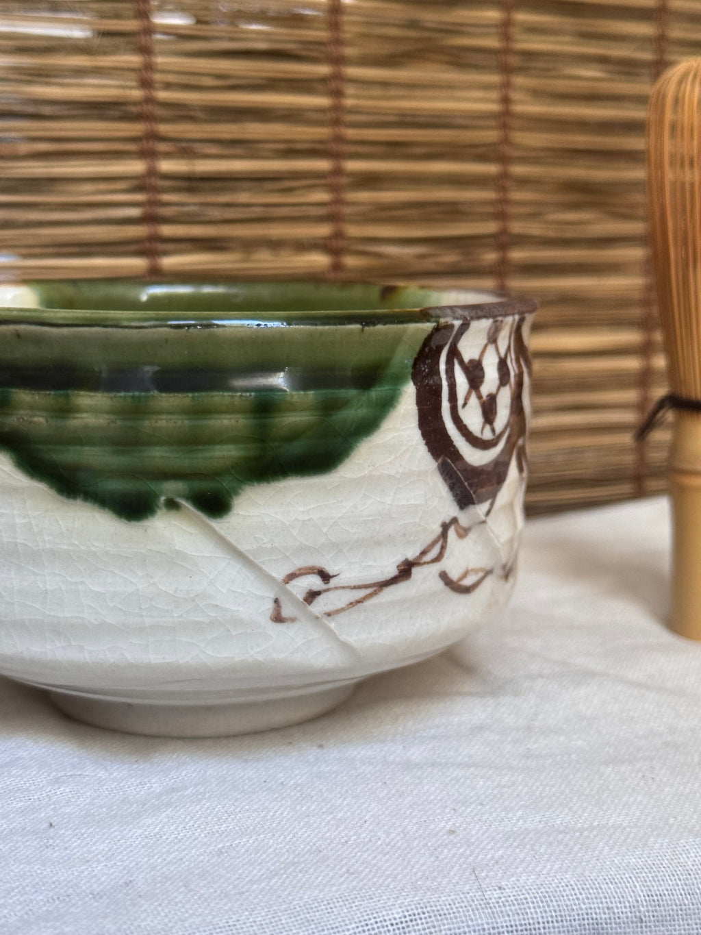 Mino Ware Oribe Matcha Bowl (Chawan) — Green Glaze, Iron-Painted Motifs, Wooden Box