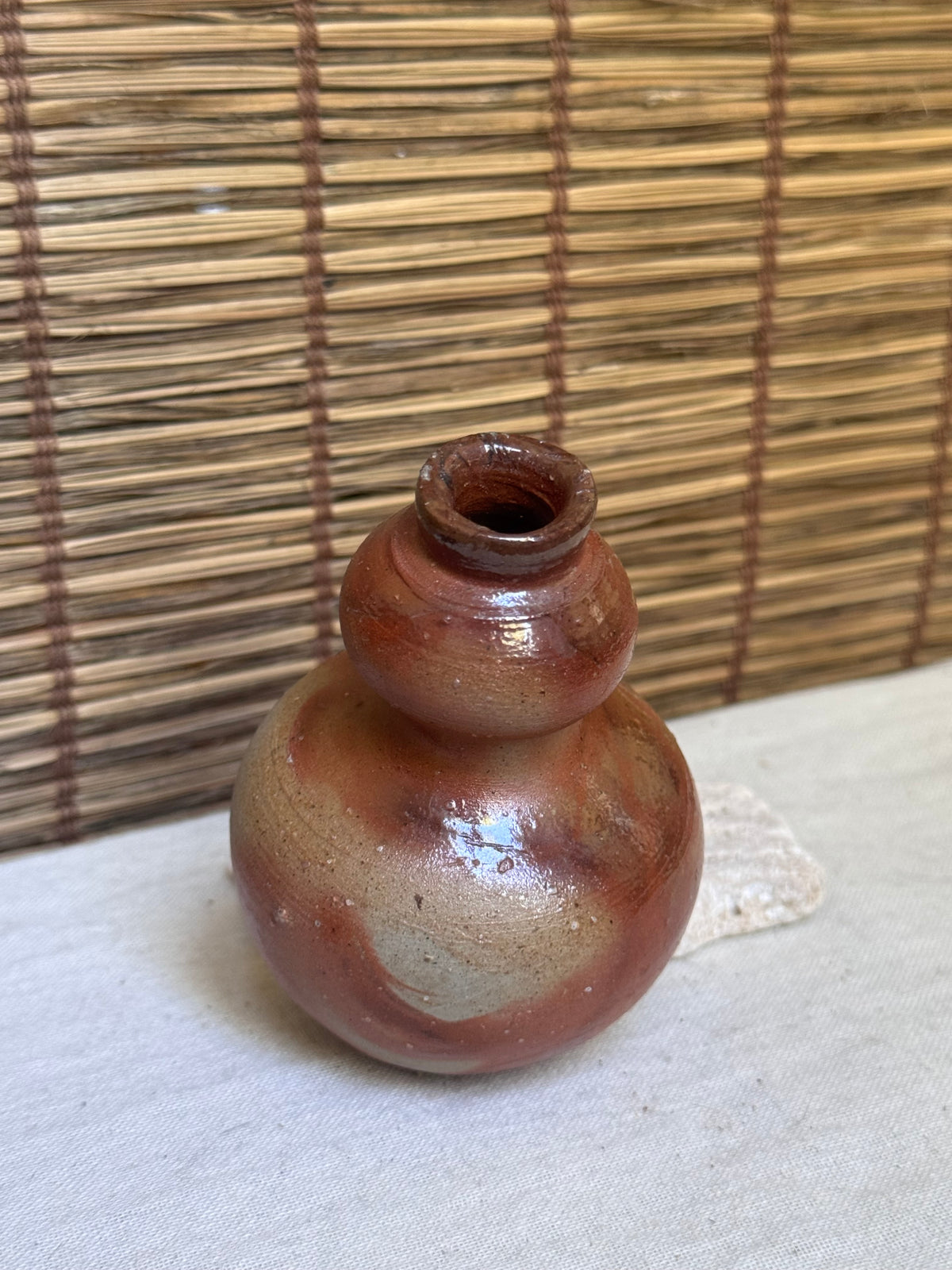 Bizen-yaki by Kaneshige Sōzan Gourd-Shaped Sake Bottle — Ibe Fire-Sash (Hidasuki) Effect