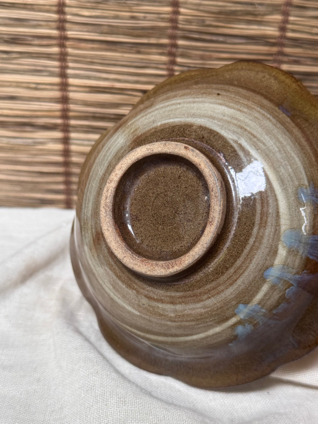 Onta Ware (小鹿田焼) Bowl — Tobikanna Combed Slip, Ame-Glaze with Cobalt Drips