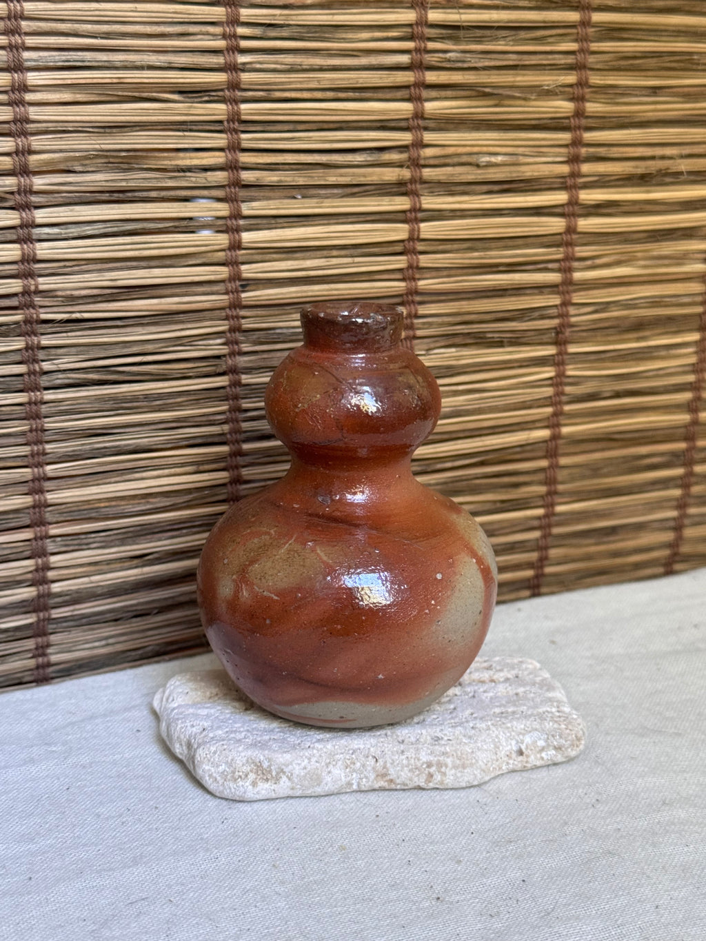 Bizen-yaki by Kaneshige Sōzan Gourd-Shaped Sake Bottle — Ibe Fire-Sash (Hidasuki) Effect