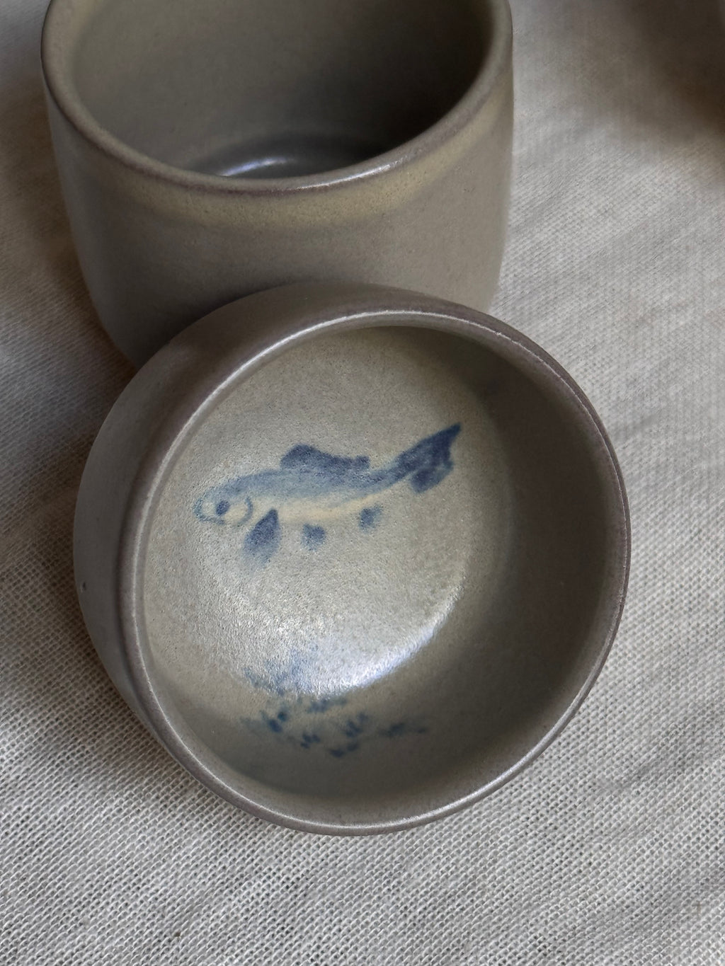 Mumyoi Ware Yunomi Tea Cup Set — Sado Island Red Clay, Hand-Painted Fish Motif, Set of 4