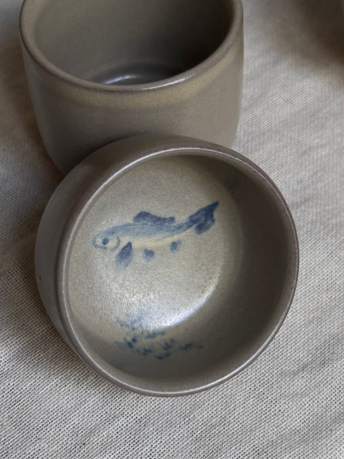 Mumyoi Ware Yunomi Tea Cup Set — Sado Island Red Clay, Hand-Painted Fish Motif, Set of 4