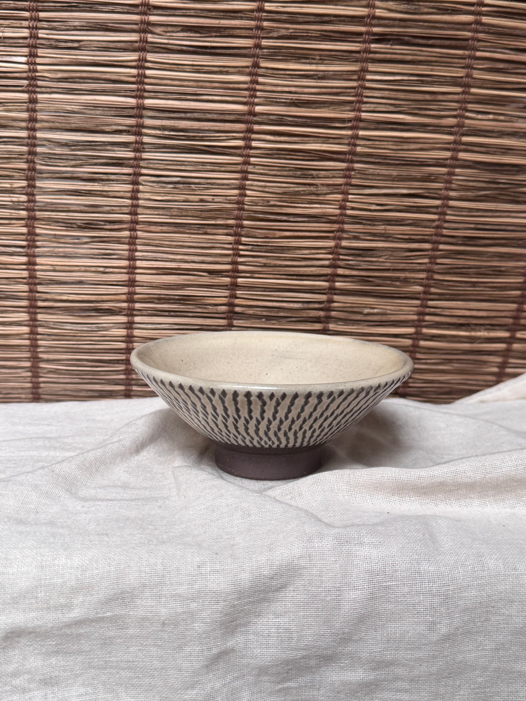 Onta Yaki Tobikanna Bowl — Chattered Herringbone Pattern, Cream Glaze, Stamped Footring