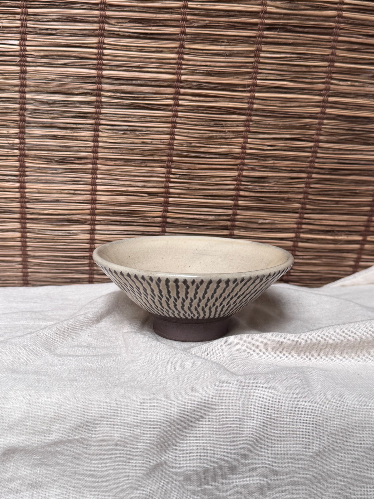 Onta Yaki Tobikanna Bowl — Chattered Herringbone Pattern, Cream Glaze, Stamped Footring