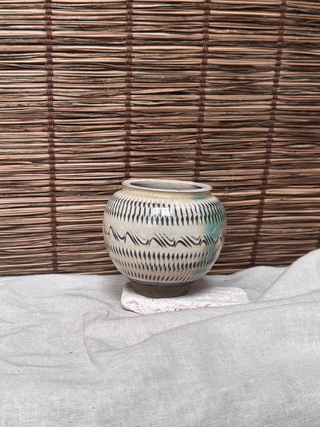 Onta Yaki Miniature Jar (Tsubo) — Banded Tobikanna Pattern, Amber Drip Accents
