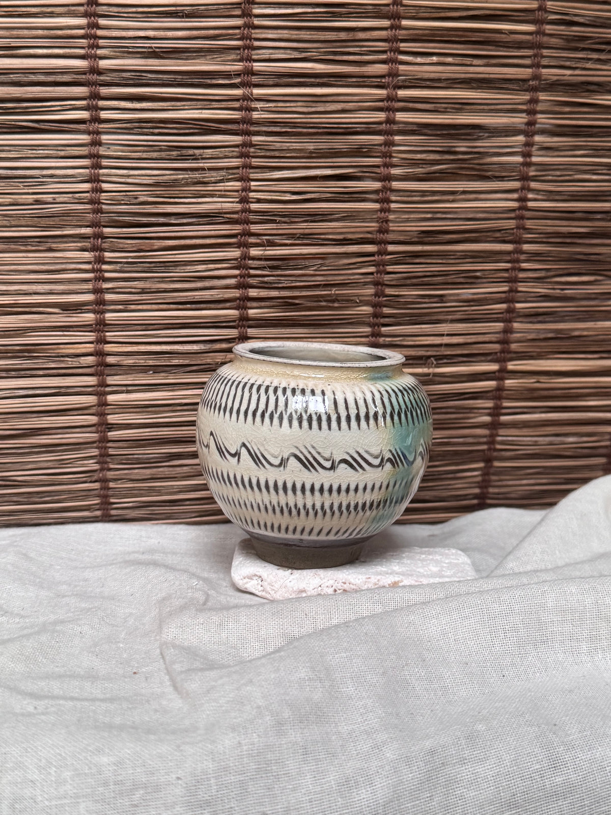 Onta Yaki Miniature Jar (Tsubo) — Banded Tobikanna Pattern, Amber Drip Accents