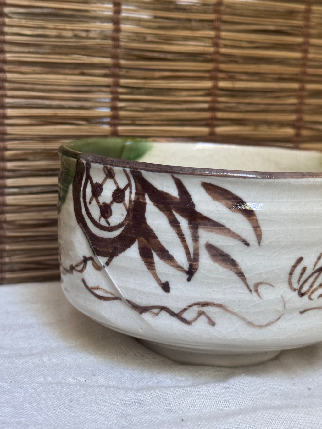 Mino Ware Oribe Matcha Bowl (Chawan) — Green Glaze, Iron-Painted Motifs, Wooden Box