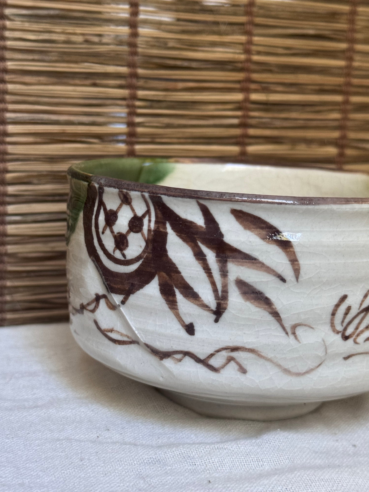 Mino Ware Oribe Matcha Bowl (Chawan) — Green Glaze, Iron-Painted Motifs, Wooden Box