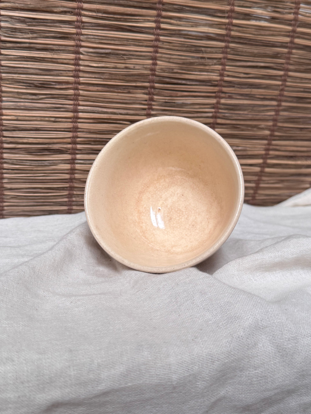 Arita Teacup — Iron-Red and Green Enamel Floral Motif, Cream Crackle Glaze