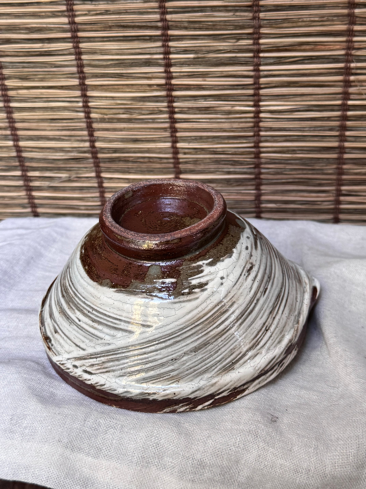 Hakeme Katakuchi Matcha Bowl — Brushed White Slip, Spiral Swirl, Pouring Lip