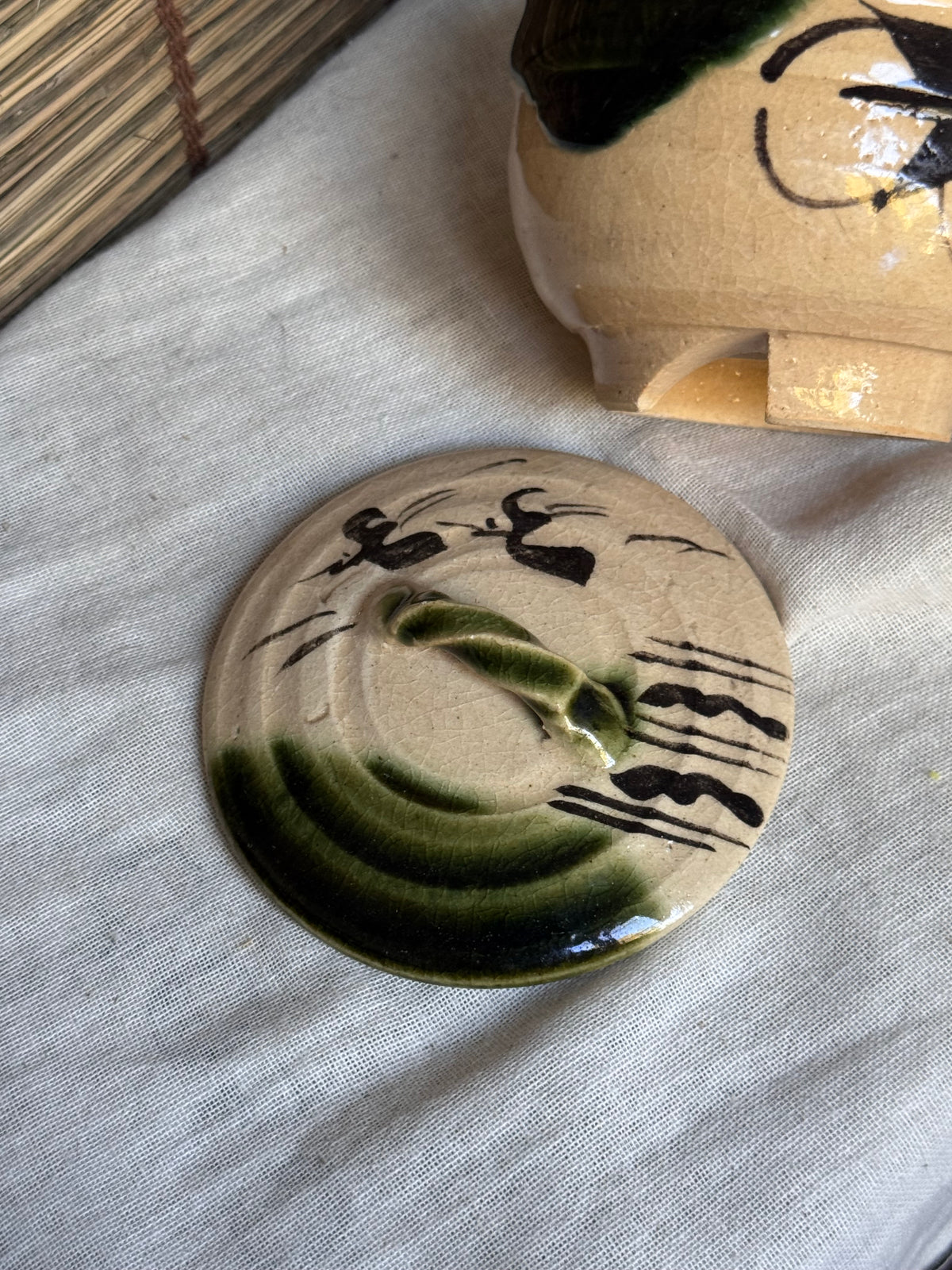 Mino Ware Oribe Lidded Cup (Futamono) — Ivy Vines, Birds & Waves, Notched Foot