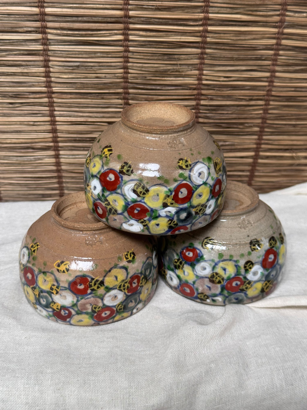 Ryuzan Kiln, "Manjugiku" Pattern Bowls, Set of Three — Hand-Painted Coin-Flower Motif
